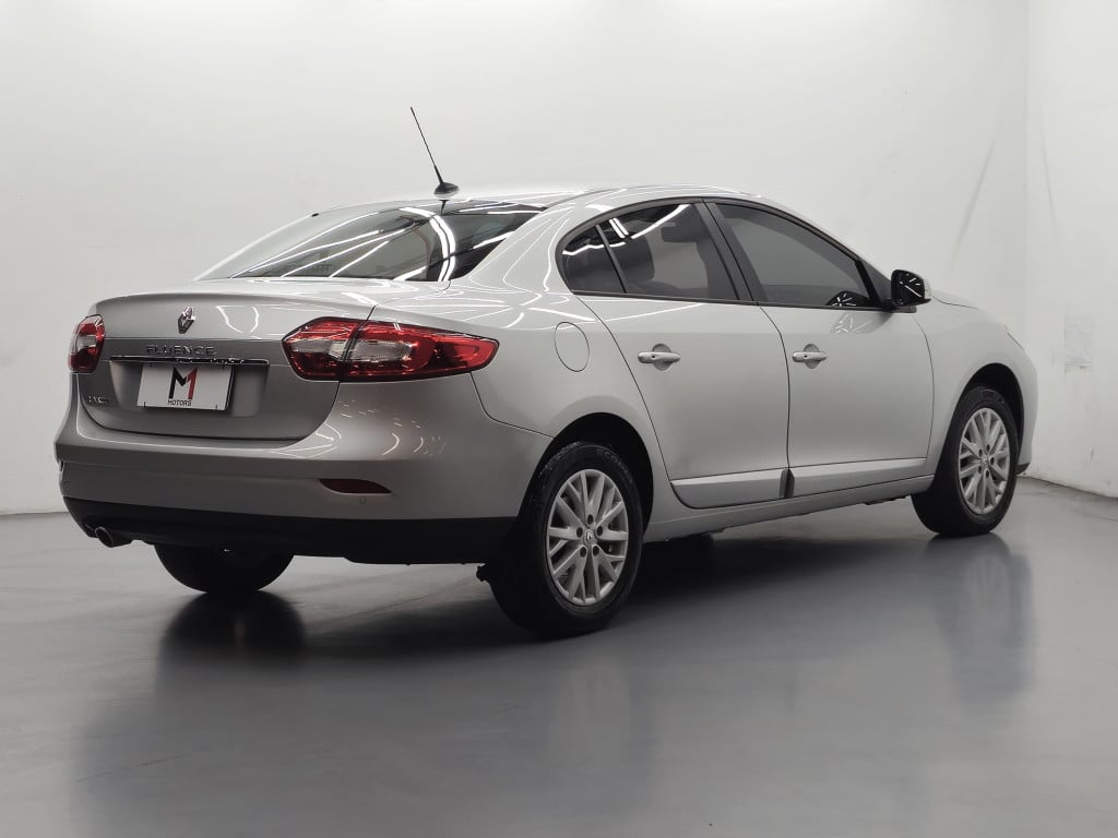 Imagem do veículo RENAULT FLUENCE DYNAMIQUE PLUS 2.0 FLEX CVT - 2017 - PRATA