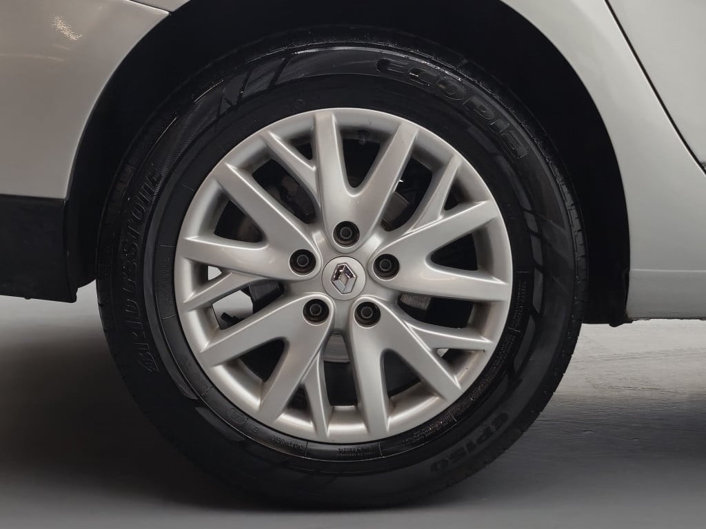 Imagem do veículo RENAULT FLUENCE DYNAMIQUE PLUS 2.0 FLEX CVT - 2017 - PRATA