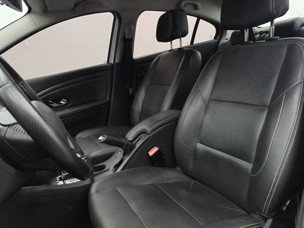 Imagem do veículo RENAULT FLUENCE DYNAMIQUE PLUS 2.0 FLEX CVT - 2017 - PRATA