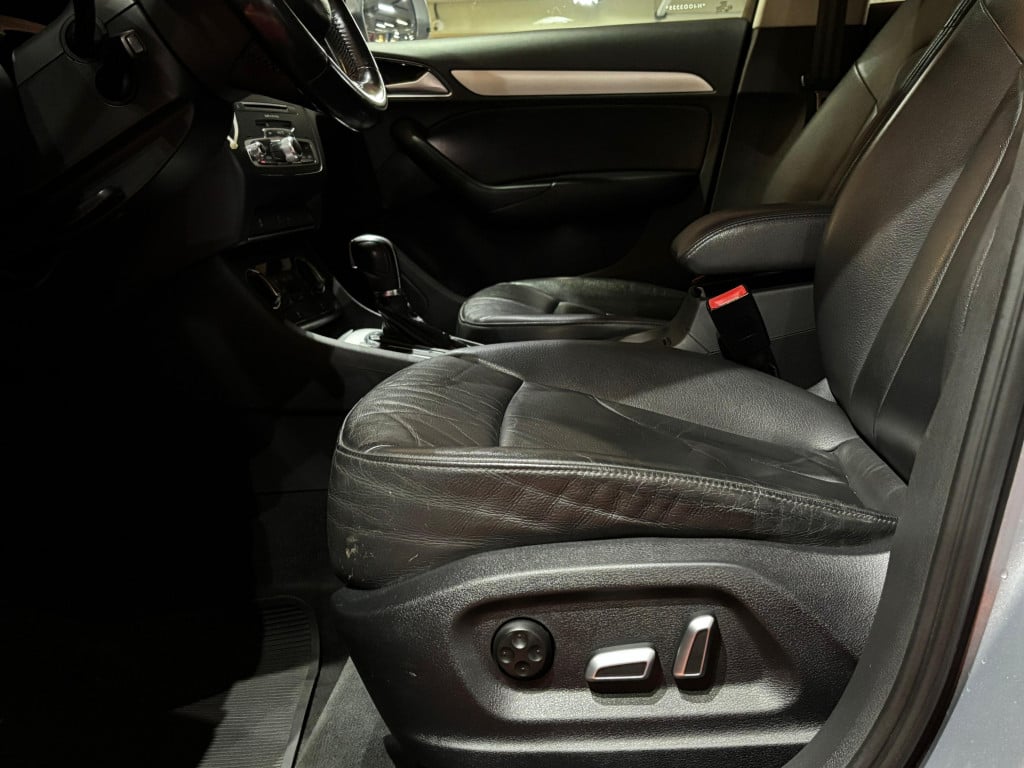 Imagem do veículo AUDI Q3 AMBITION 1.4 TFSI  FLEX 4P S TRONIC - 2017 - PRATA