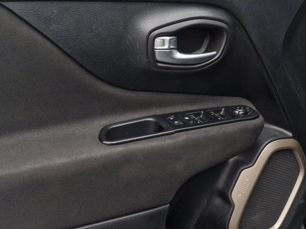 Imagem do veículo JEEP RENEGADE 1.8 FLEX AUTOMÁTICO - 2018 - PRETA