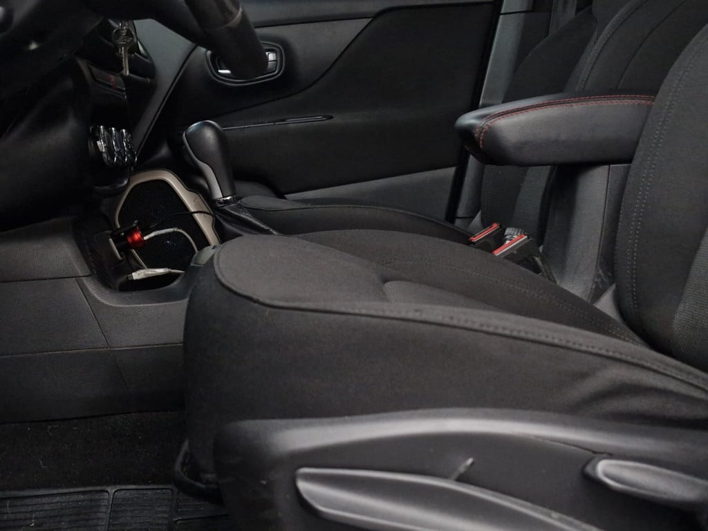 Imagem do veículo JEEP RENEGADE 1.8 FLEX AUTOMÁTICO - 2018 - PRETA
