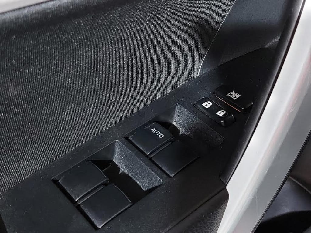 Imagem do veículo TOYOTA COROLLA GLI 1.8 FLEX 4P CVT - 2019 - PRETO