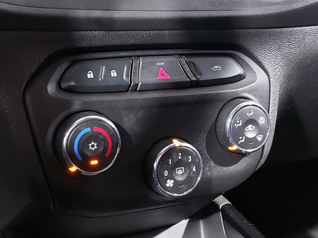 Imagem do veículo CHEVROLET PRISMA LT 1.4 MPFI FLEX MANUAL - 2018 - PRATA
