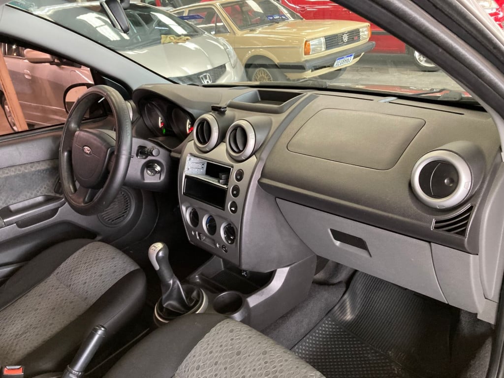 Imagem do veículo FORD FIESTA 1.6 MPI CLASS HATCH 8V FLEX 4P MANUAL