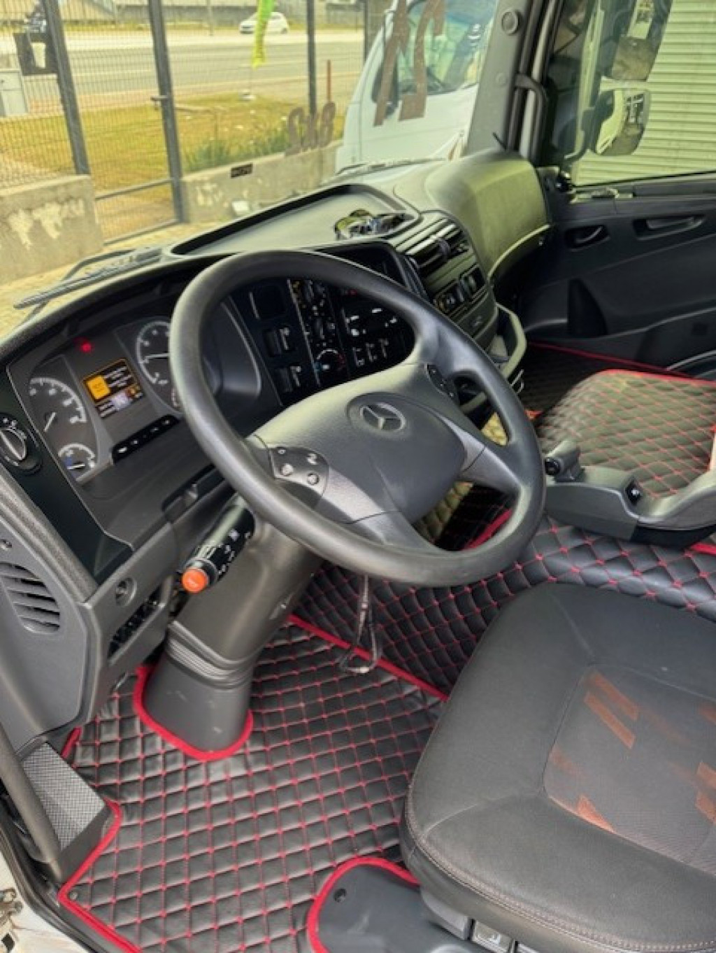 Imagem do veículo MERCEDES-BENZ ATEGO 3030 8x2 2p (diesel)(E5)