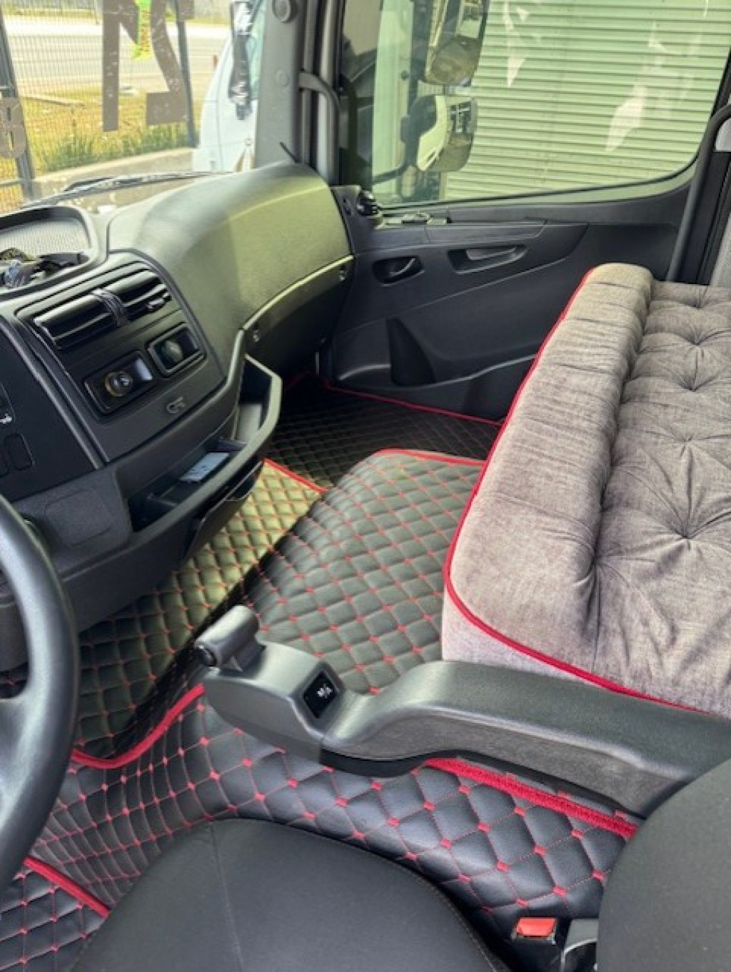 Imagem do veículo MERCEDES-BENZ ATEGO 3030 8x2 2p (diesel)(E5)