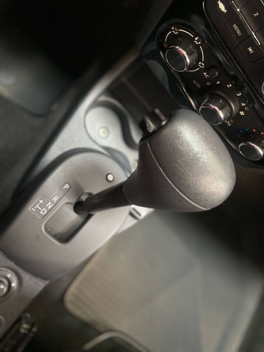 Imagem do veículo RENAULT SANDERO PR1616VA 2013