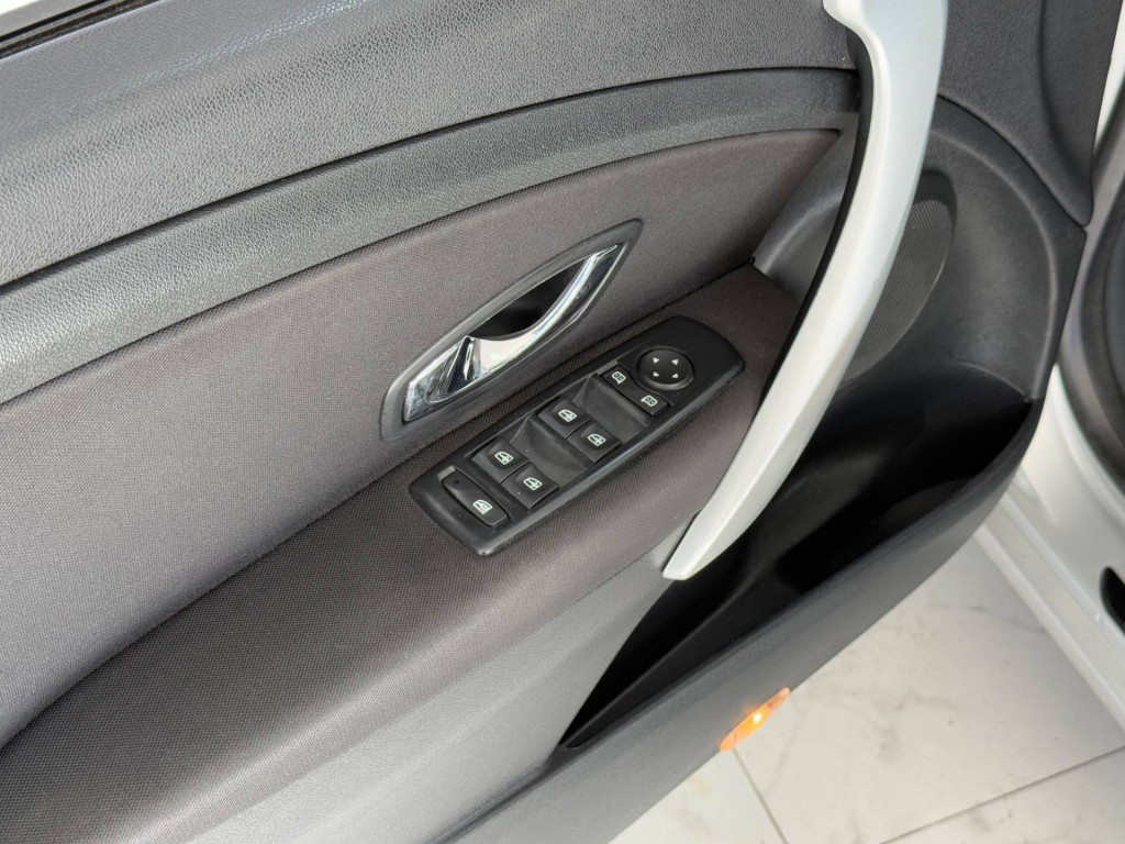 Imagem do veículo RENAULT FLUENCE DYN20M 2013