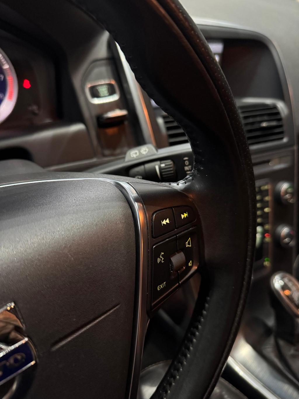 Imagem do veículo VOLVO XC60 2.0 T5 R DESIGN TURBO GASOLINA 4P AUTOMÁTICO
