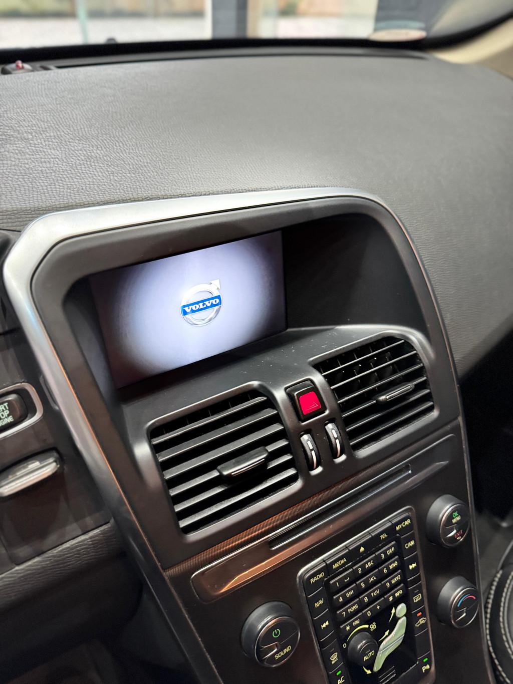 Imagem do veículo VOLVO XC60 2.0 T5 R DESIGN TURBO GASOLINA 4P AUTOMÁTICO