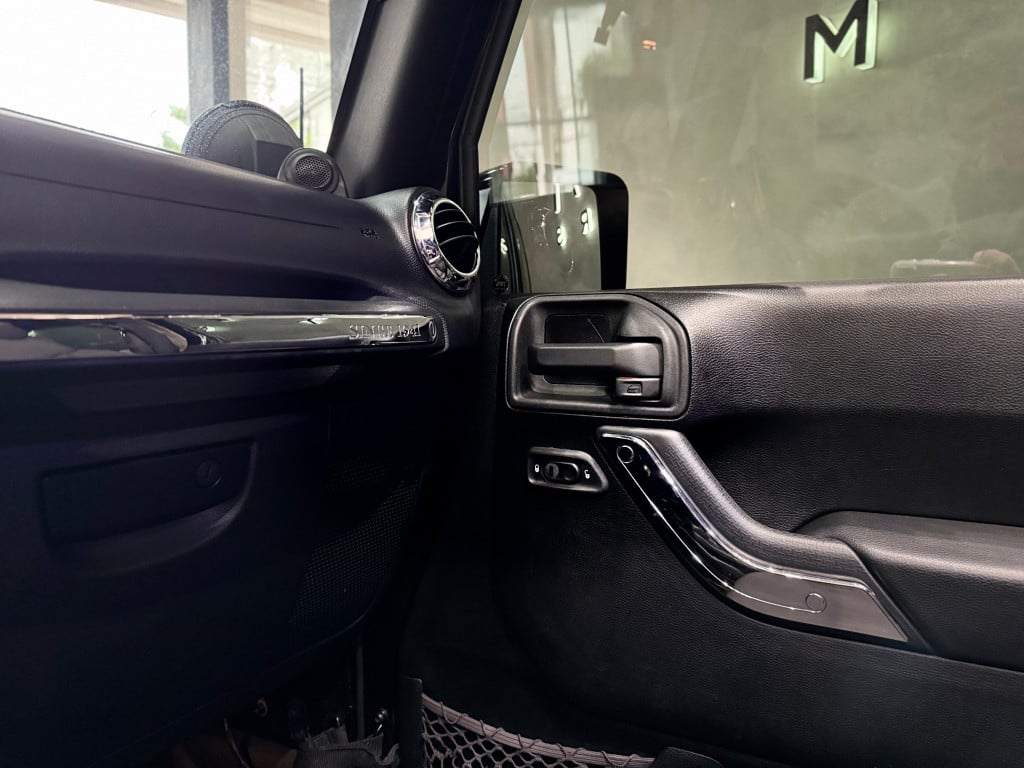 Imagem do veículo JEEP WRANGLER 3.6 UNLIMITED SPORT 4X4 V6 GASOLINA 4P AUTOMÁTICO
