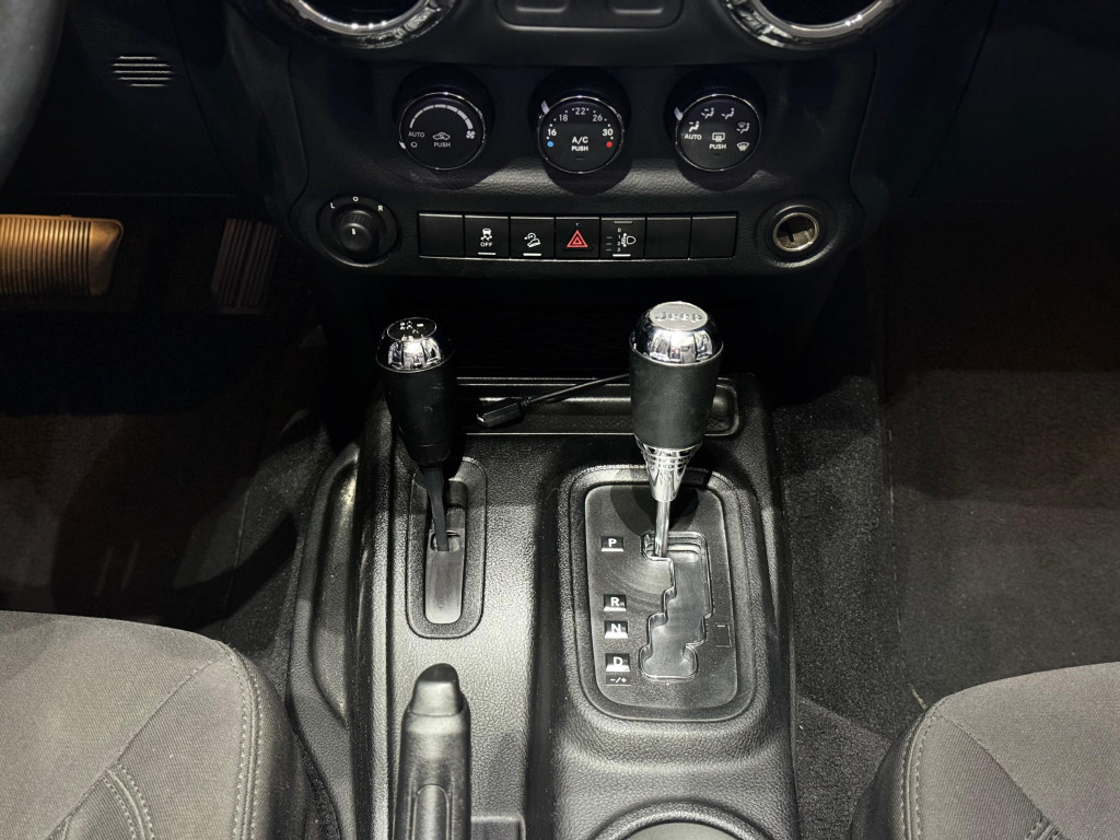 Imagem do veículo JEEP WRANGLER 3.6 UNLIMITED SPORT 4X4 V6 GASOLINA 4P AUTOMÁTICO