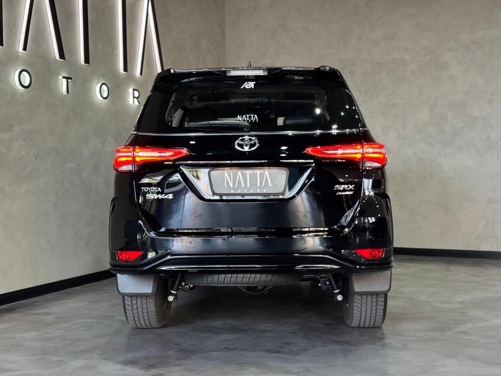 Imagem do veículo TOYOTA HILUX SW4 2.8 D-4D TURBO DIESEL SRX PLATINUM 7L 4X4 AUTOMÁTICO