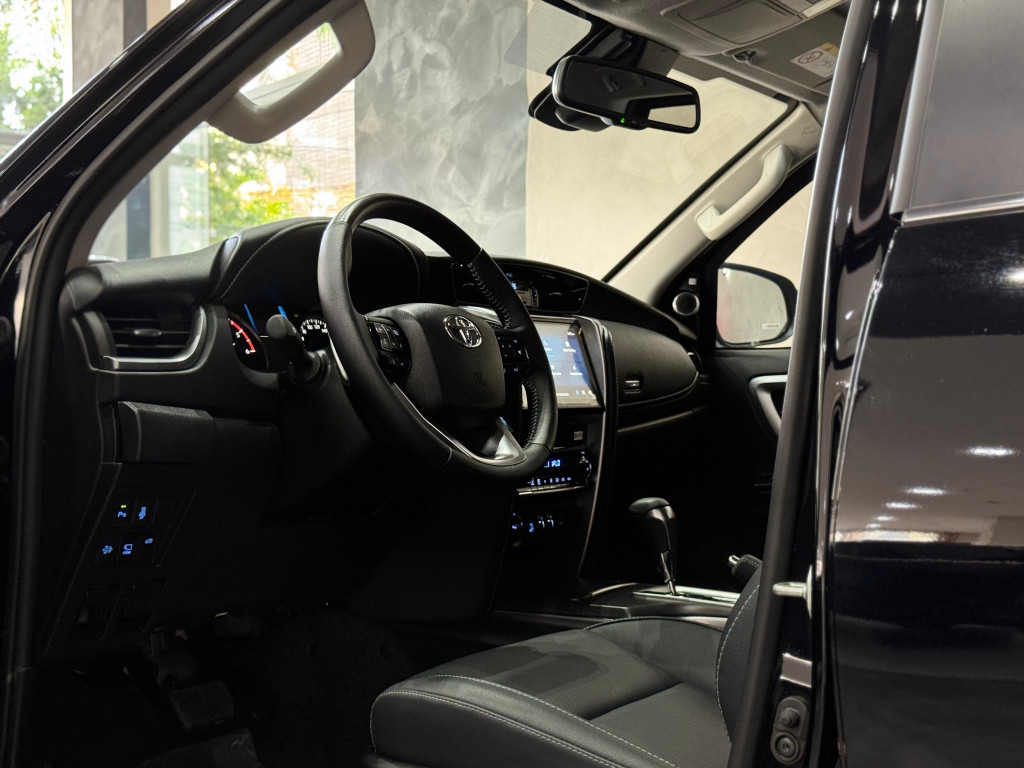 Imagem do veículo TOYOTA HILUX SW4 2.8 D-4D TURBO DIESEL SRX PLATINUM 7L 4X4 AUTOMÁTICO