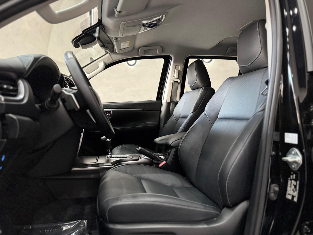 Imagem do veículo TOYOTA HILUX SW4 2.8 D-4D TURBO DIESEL SRX PLATINUM 7L 4X4 AUTOMÁTICO