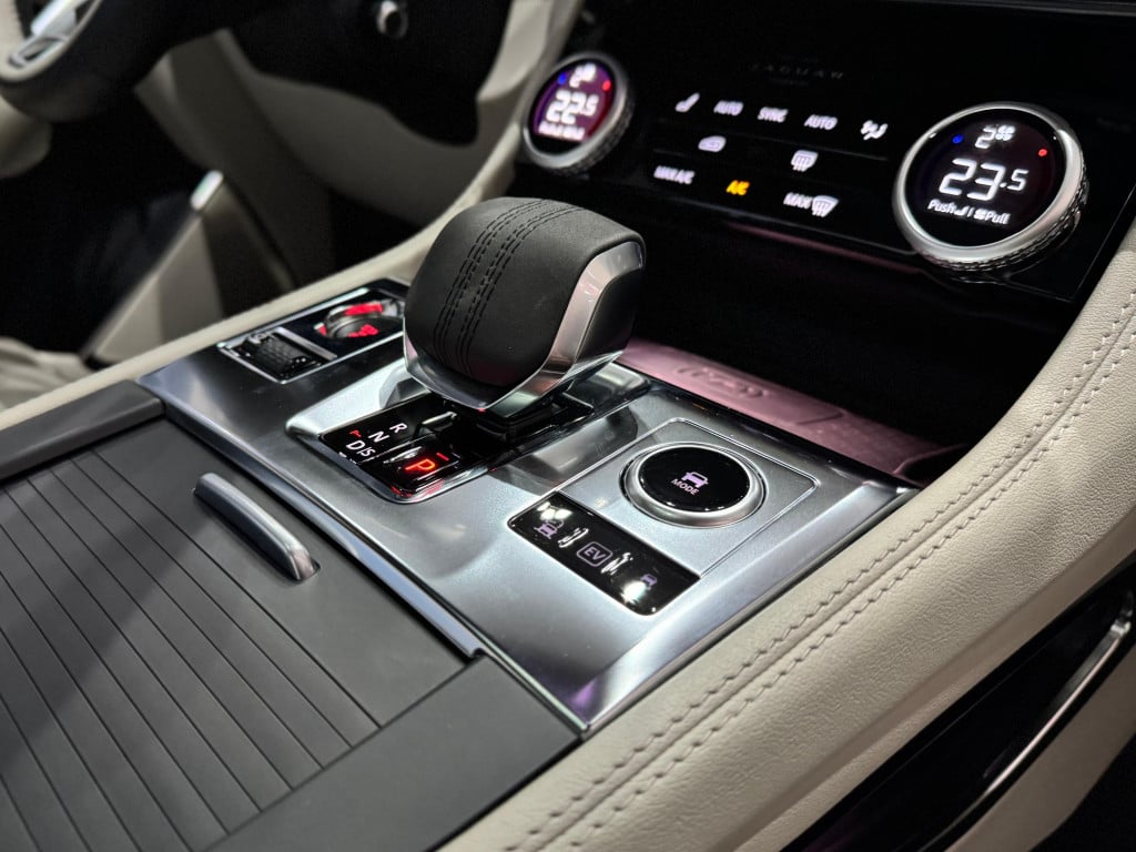 Imagem do veículo JAGUAR F-PACE 2.0 P400e PHEV R-DYNAMIC HSE AWD AUTOMÁTICO
