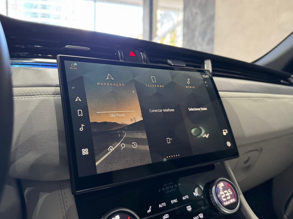 Imagem do veículo JAGUAR F-PACE 2.0 P400e PHEV R-DYNAMIC HSE AWD AUTOMÁTICO