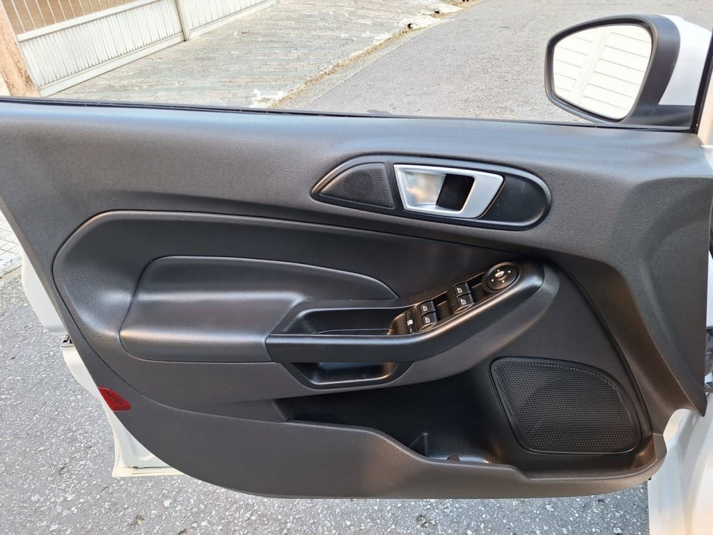 Imagem do veículo FORD FIESTA 1.6 TITANIUM HATCH 16V FLEX 4P AUTOMÁTICO