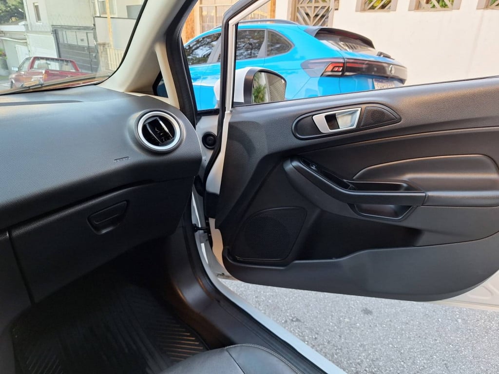 Imagem do veículo FORD FIESTA 1.6 TITANIUM HATCH 16V FLEX 4P AUTOMÁTICO