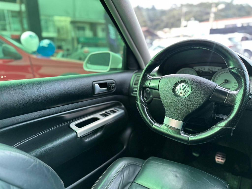 Imagem do veículo VOLKSWAGEN GOLF 1.6 SPORTLINE LIMIT.EDIT 2011