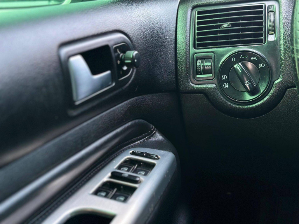 Imagem do veículo VOLKSWAGEN GOLF 1.6 SPORTLINE LIMIT.EDIT 2011