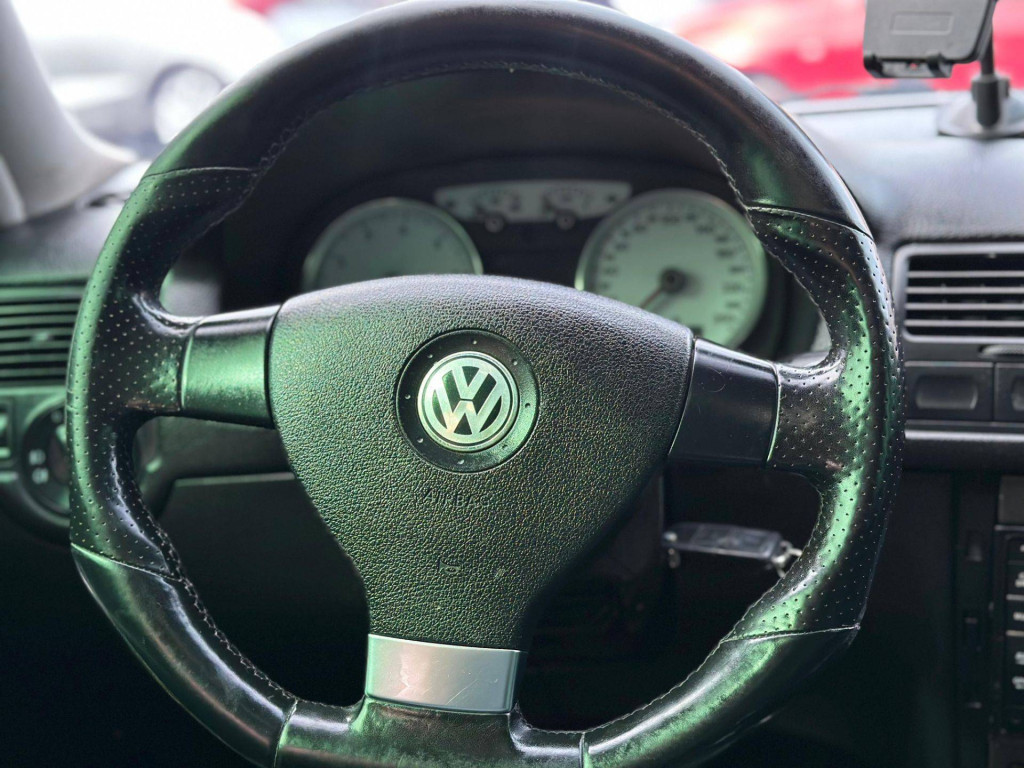 Imagem do veículo VOLKSWAGEN GOLF 1.6 SPORTLINE LIMIT.EDIT 2011