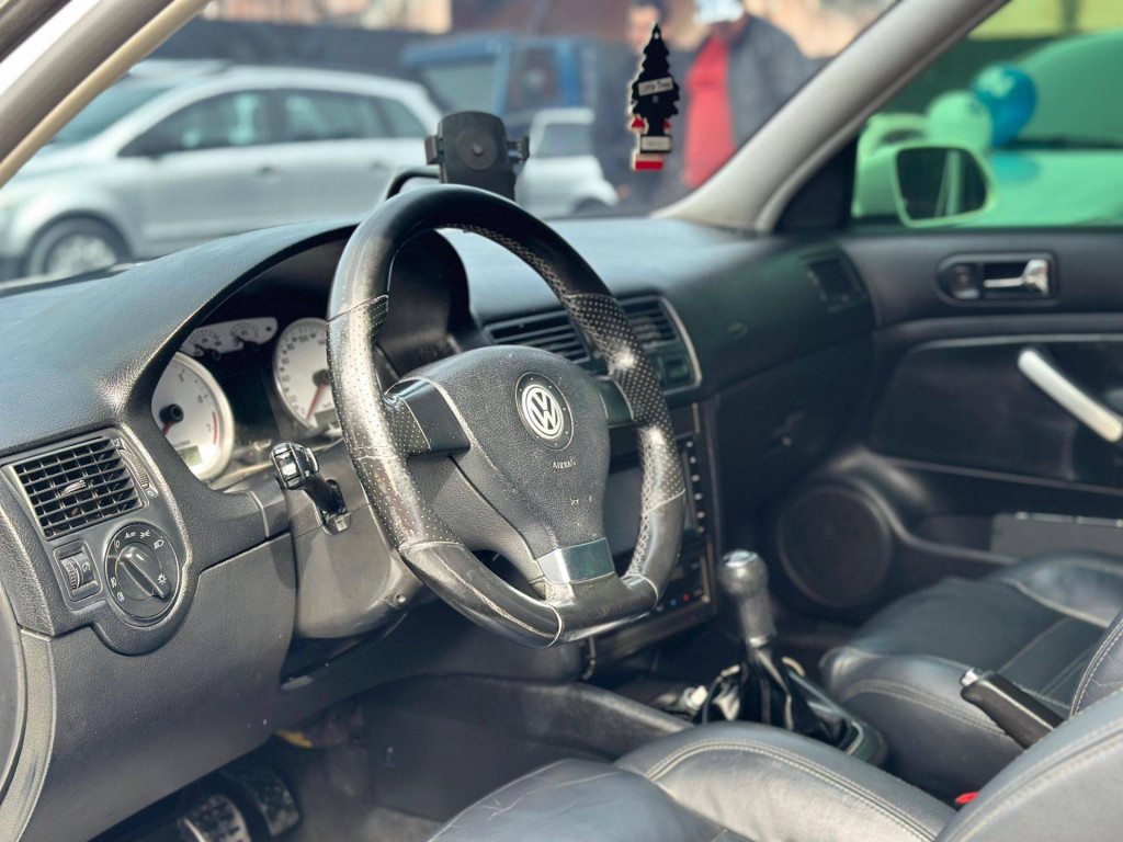 Imagem do veículo VOLKSWAGEN GOLF 1.6 SPORTLINE LIMIT.EDIT 2011